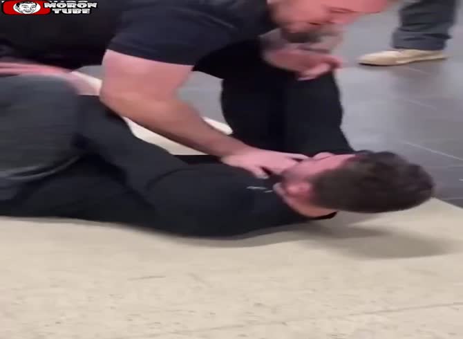 Video :A customer shows up to calm down a man who is fighting with a security guard in a business